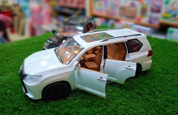 اسباب بازی ماشین فلزی لکسوس مقیاس 1:18 مدل Lexus LX570_ماشین اسباب بازی