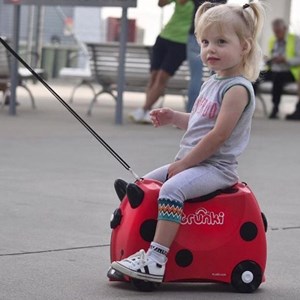 چمدان سواری کودک با ظرفیت 18 لیتر طرح کفشدوزک مدل 0092 Trunki 18L_کیف و کوله پشتی