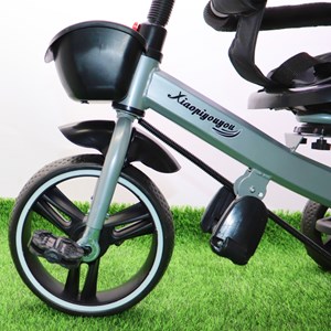 سه چرخه فلزی با سایه بان رنگ طوسی